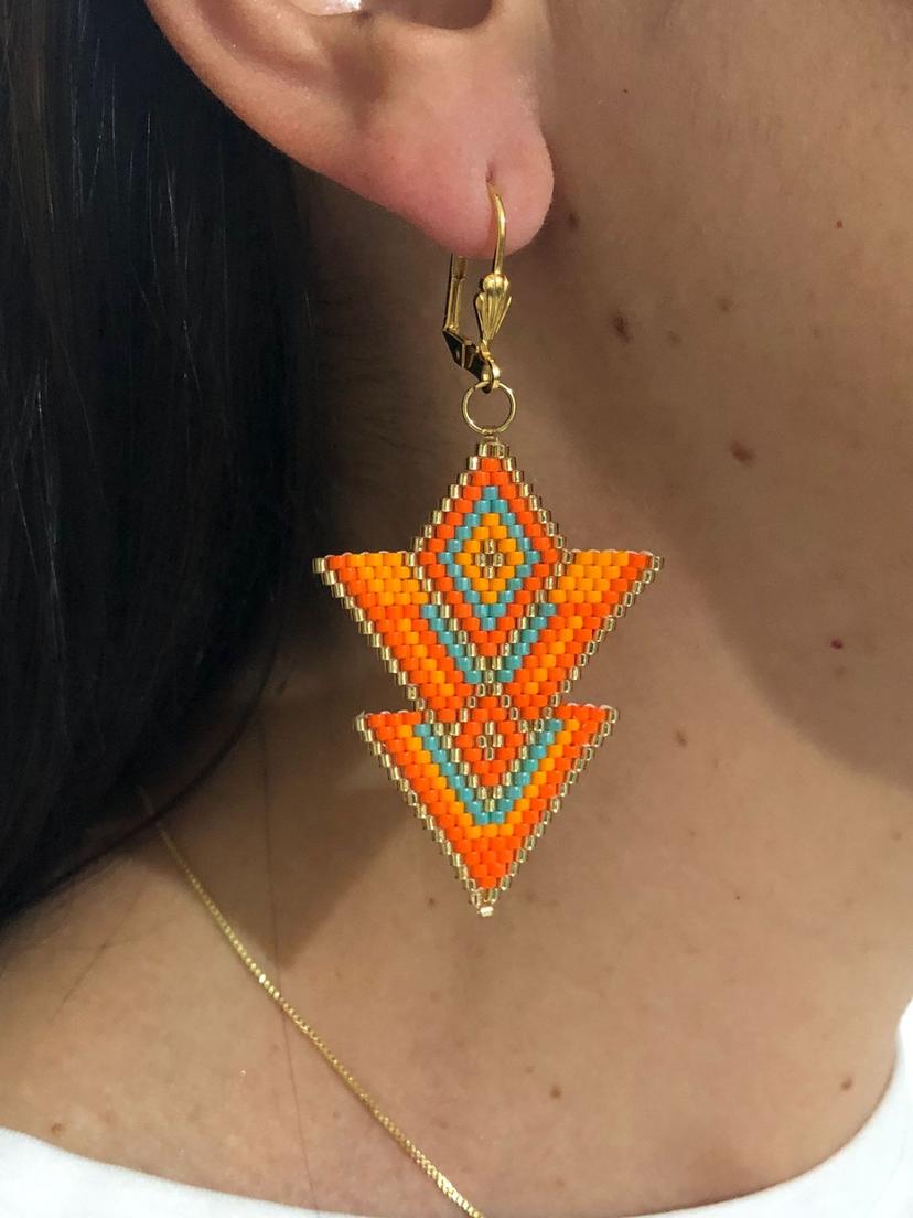 Aretes triangulos naranjas