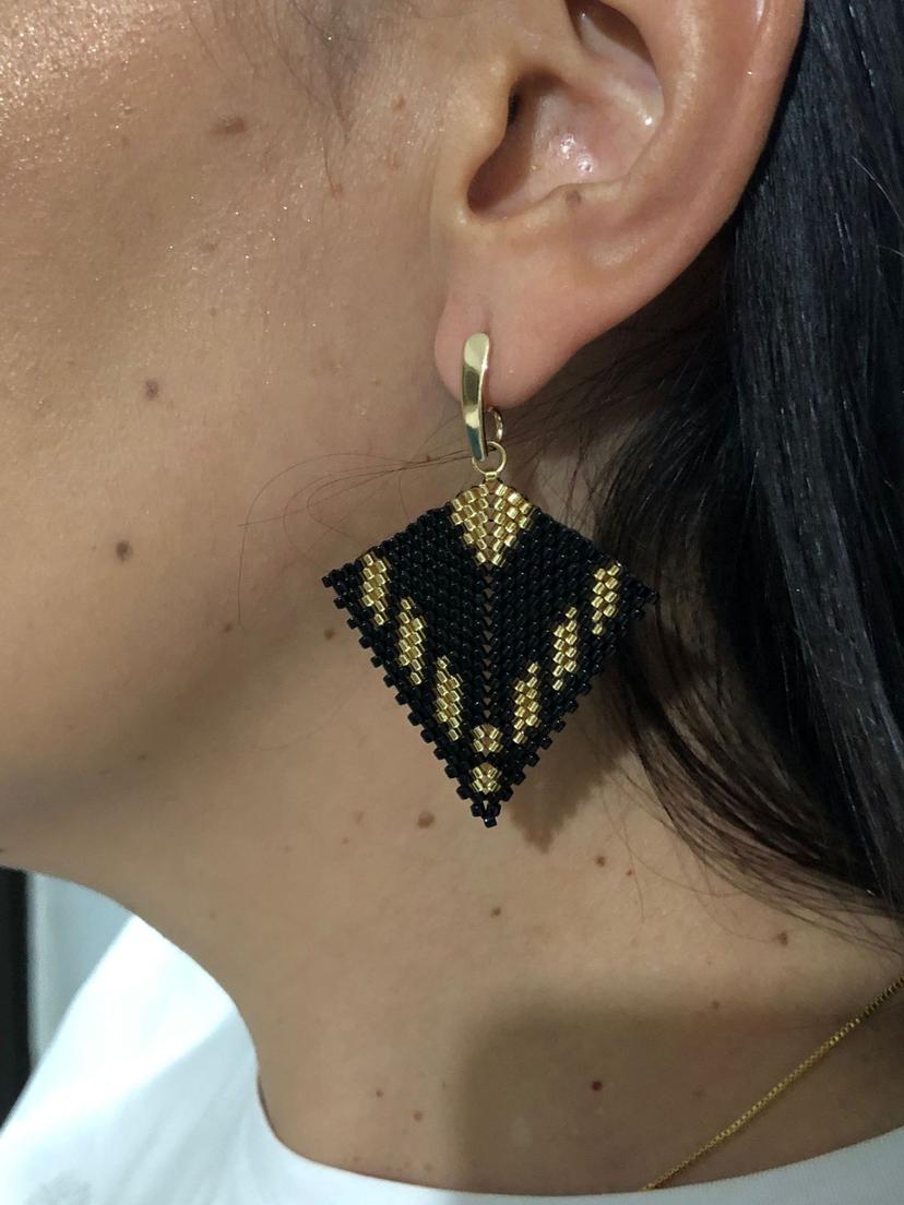 Arete triangulo negro con dorado