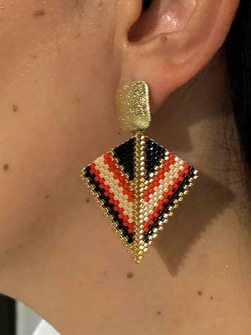 Arete triangulo rojo y beige