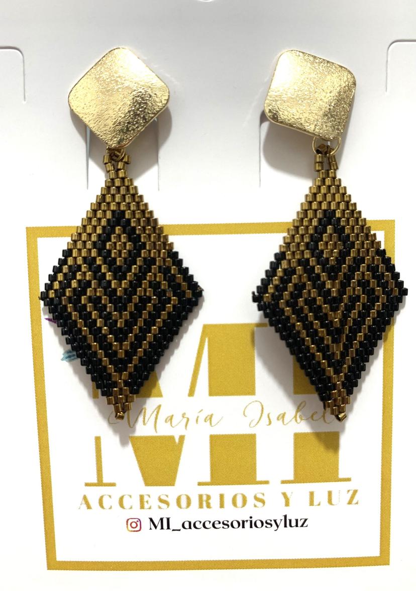 Aretes triangulos negros