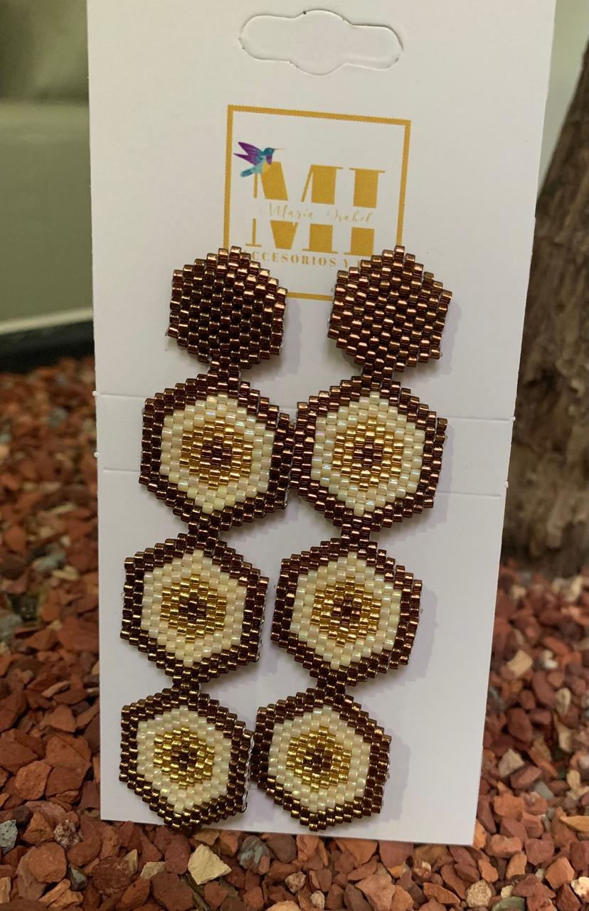 Aretes bolitas cafes