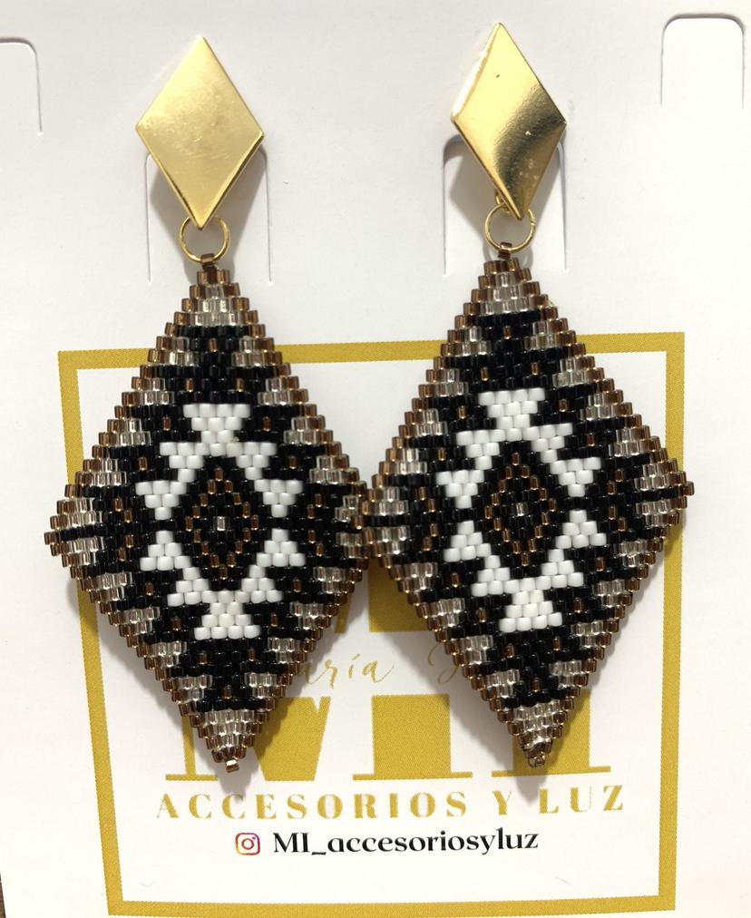 Aretes rombos negros