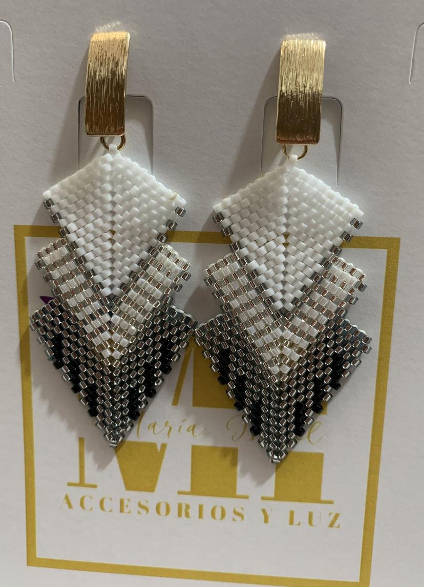 Aretes triangulos blanco y negro