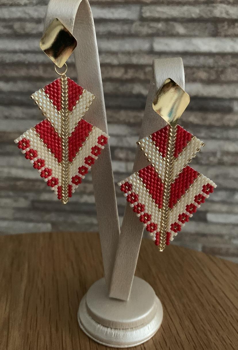 Aretes triangulos rojos