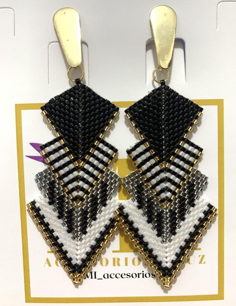 Aretes triangulos invertidos negros