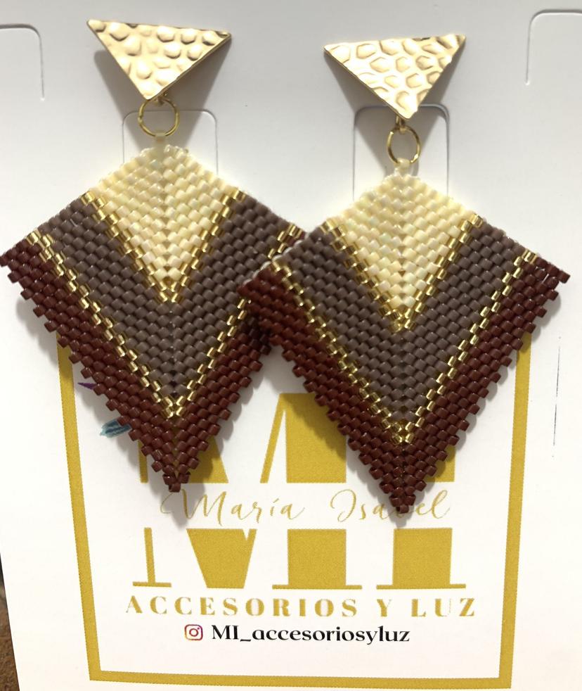 Aretes triangulos vino tinto