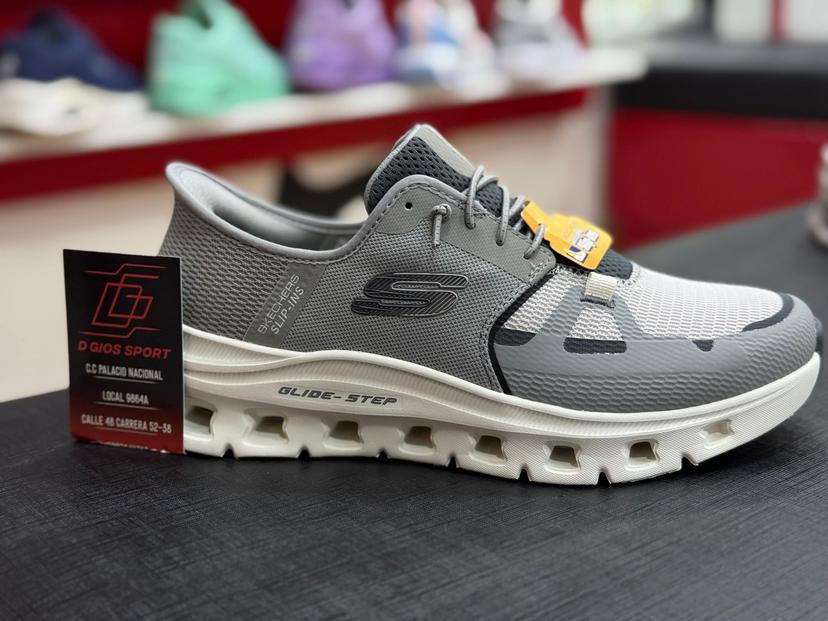 SKECHERS 